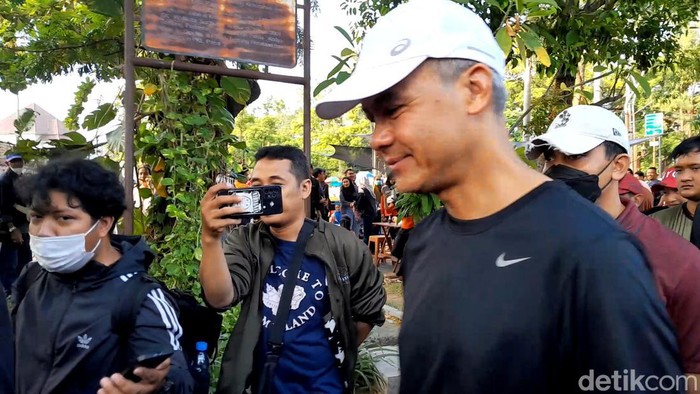 Capres nomor urut 3 Ganjar Pranowo saat berkunjung ke Car Free Day Solo, Minggu (24/12/2023).