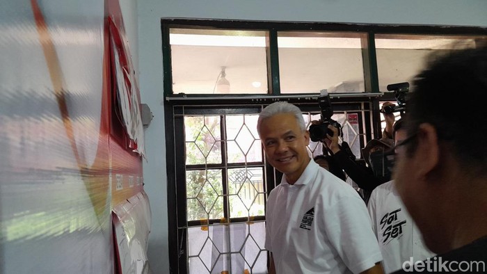 Ganjar Pranowo meresmikan posko pemenangan di Banjarsari, Solo, Minggu (24/12/2023).