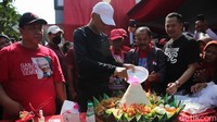Mereka terlihat memotong tumpeng sebagai prosesi peresmian posko. Setelahnya mereka masuk untuk meninjau posko tersebut.
