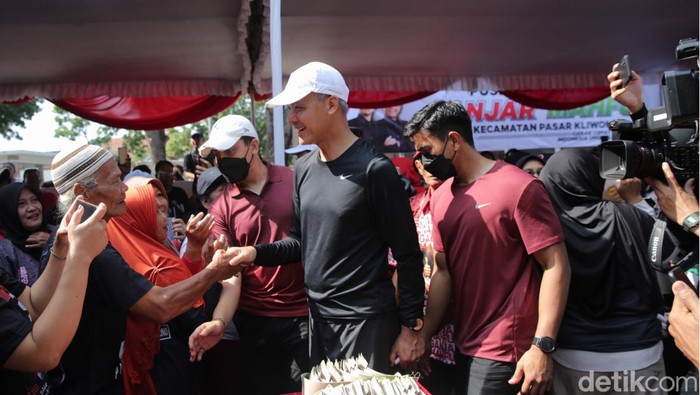 Ganjar Resmikan Posko Pemenangan di Pasar Kliwon Capres Ganjar Pranowo melakukan serangkaian kegiatan kampanye di Kota Solo, Jawa Tengah. Ganjar meresmikan posko pemenangan di Pasar Notoharjo, Solo.