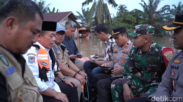 Gubernur Jambi Al Haris meninjau lokasi banjir di Bungo Jambi dengan naik perahu karet bersama forkopimda.