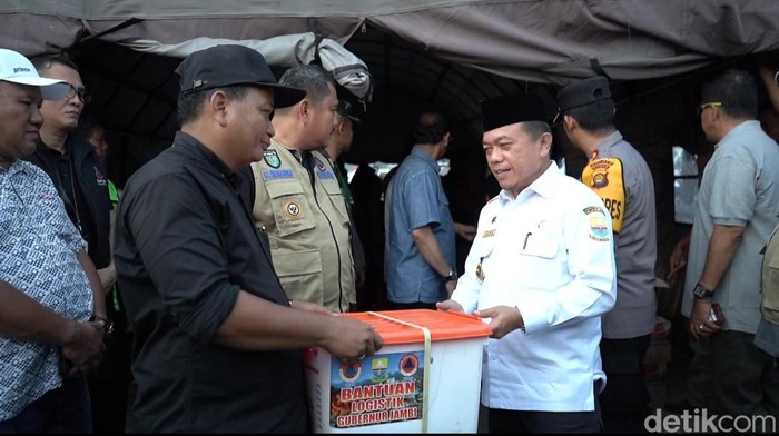 Gubernur Jambi Al Haris meninjau sekaligus memberikan bantuan korban banjir di Bungo.