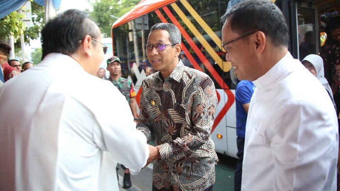 Heru Budi naik TransJakarta tinjau ibadah Natal ke sejumlah gereja