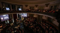 Sejumlah jemaat menyalakan lilin saat pelaksanaan ibadah malam Natal di GPIB Immanuel, Jakarta, Minggu (24/12/2023).