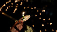 Jemaat menyalakan lilin saat pelaksanaan ibadah malam Natal di GPIB Immanuel, Jakarta, Minggu (24/12/2023).