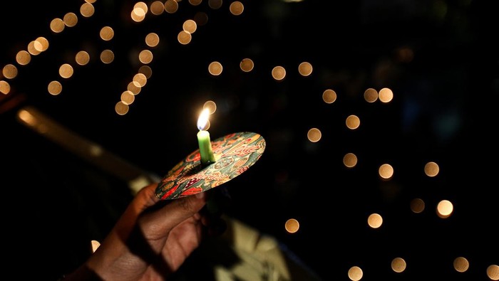 Ibadah malam Natal di GPIB Immanuel Jakarta Sejumlah jemaat menyalakan lilin saat pelaksanaan ibadah malam Natal di GPIB Immanuel, Jakarta, Minggu (24/12/2023). Gereja Protestan Indonesia Bagian Barat (GPIB) Immanuel Jakarta menggelar ibadah malam Natal 2023 dengan tema Peka Terhadap Kehendak Tuhan. ANTARA FOTO/Asprilla Dwi Adha/YU