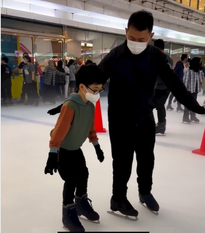Ice skating di mall taman anggrek.