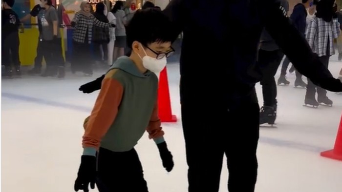 Ice skating di mall taman anggrek.