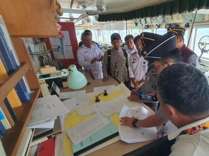 Imigrasi Polman Periksa Penumpang Kapal dari Malaysia di Tanjung Silopo