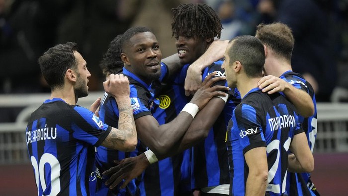 Inter Milans Yann Aurel Bisseck, centre right, celebrates with teammates after scoring the opening goal during the Serie A soccer match between Inter Milan and Lecce at the San Siro stadium in Milan, Italy, Saturday, Dec. 23, 2023. (AP Photo/Luca Bruno)