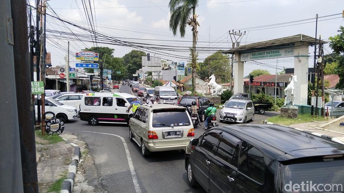 Jalur wisata di Kuningan dipadati kendaraan.