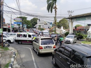 Libur Natal, Jalur Wisata di Kuningan Dipadati Kendaraan
