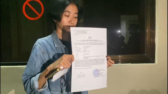 Korban penjambretan saat membuat laporan di kantor polisi, Semarang, Sabtu (23/12/2023).