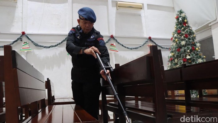 Jibom saat sterilisasi gereja di Sukabumi