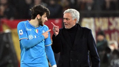Momen Panas Roma Vs Napoli: Mourinho sampai Adu Kepala sama Khvicha