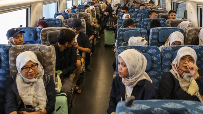 Sejumlah penumpang duduk di dalam gerbong kereta cepat Whoosh di Stasiun Kereta Cepat Halim, Jakarta, Minggu (24/12/2023). KCIC mencatat pengguna jasa kereta cepat Whoosh dalam sepekan terakhir meningkat sekitar 20 - 25 persen dan telah melayani sebanyak 123 ribu penumpang selama periode 17 - 23 Desember 2023. ANTARA FOTO/Asprilla Dwi Adha/tom.
