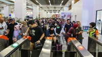 Sejumlah calon penumpang antre memasuki peron kereta cepat Whoosh di Stasiun Kereta Cepat Halim, Jakarta, Minggu (24/12/2023).