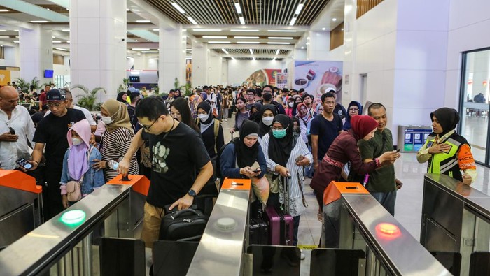 Jumlah penumpang kereta cepat meningkat Sejumlah penumpang duduk di dalam gerbong kereta cepat Whoosh di Stasiun Kereta Cepat Halim, Jakarta, Minggu (24/12/2023). KCIC mencatat pengguna jasa kereta cepat Whoosh dalam sepekan terakhir meningkat sekitar 20 - 25 persen dan telah melayani sebanyak 123 ribu penumpang selama periode 17 - 23 Desember 2023. ANTARA FOTO/Asprilla Dwi Adha/tom.