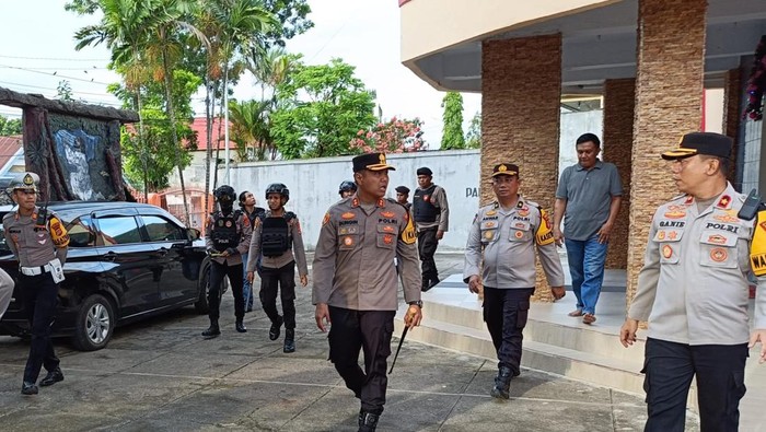 Kapolres Baubau AKBP Bungin mengecek keamanan gereja jelang natal. Dokumen Istimewa