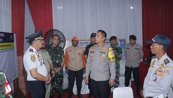 Kapolres Metro Jakarta Barat Kombes Pol M Syahduddi kunjungi Terminal Kalideres untuk pengamanan Natal dan Tahun Baru 2024.
