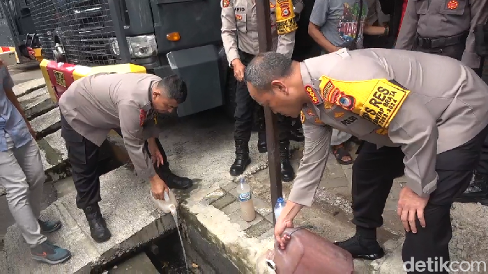 Kapolretsbes Makassar, Kombes Mokhamad Ngajib memusnahkan miras jenis ballo jelang tahun baru 2024.