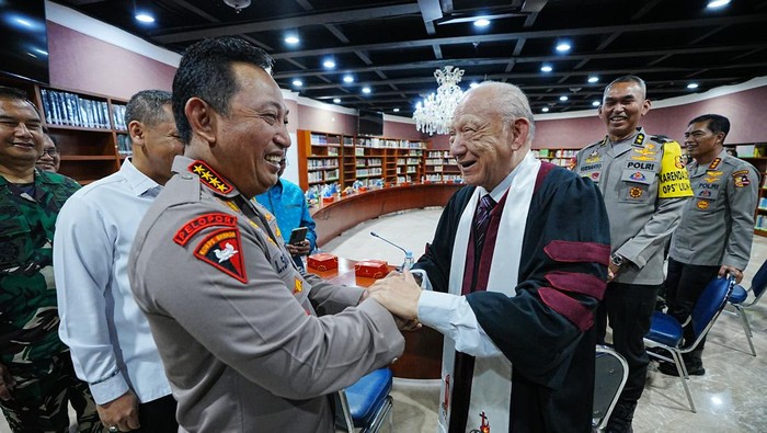 Kapolri Jenderal Listyo Sigit Prabowo berkunjung ke Gereja Reformed Millenium Center, di Kemayoran. Kapolri Jenderal Listyo Sigit Prabowo berkunjung ke Gereja Reformed Millenium Center, di Kemayoran.