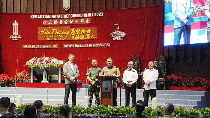 Kapolri Jenderal Listyo Sigit Prabowo berkunjung ke  Gereja Reformed Millenium Center, di Kemayoran.