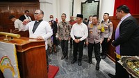 Jenderal Sigit mengaku salut melihat antusiasme jemaat mengikuti misa natal di Gereja GPIB Immanuel. Ia juga berbicara mengenai Negara Indonesia yang penuh dengan keberagaman. Oleh karena itu, peran pemerintah diperlukan untuk menjamin jalannya ibadah peribadatan kondusif dan aman (dok.Istimewa)