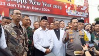 Selain Kapolri Jenderal Sigit, terdapat pula Menko PMK Muhadjir Effendy, dan Pj Gubernur DKI Jakarta Heru Budi Martono.  (Tiara Aliya Azzahra/detikcom).
