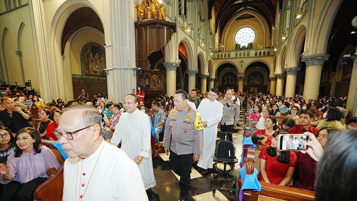 Kapolri sambangi Gereja Katedral Jakarta saat Misa Malam Natal