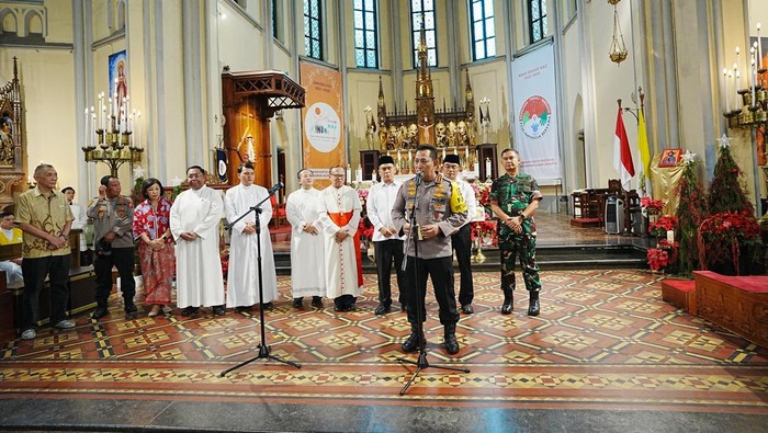 Kapolri sambangi Gereja Katedral Jakarta saat Misa Malam Natal