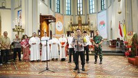 Ia mengatakan persatuan di Indonesia akan tetap terjaga jika masyarakat saling memberi kekuatan. Jenderal Sigit menyampaikan pesan kepada Uskup Agung Jakarta dan jemaat Gereja Katedral untuk sama-sama menjaga kerukunan.