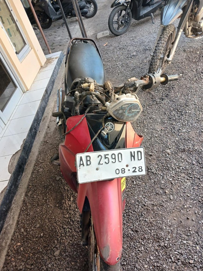 Kondisi motor Yamaha Vega usai ditabrak bus Hino yang ngeblong lampu merah di Playen, Gunungkidul, Minggu (24/12/2023).