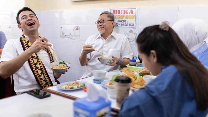 Ketua Umum PAN Zulkifli Hasan bersama Raffi Ahmad dan Nagita Slavina