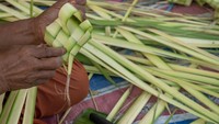 Ketupat di wilayah tersebut tidak hanya dikonsumsi oleh umat Islam saat lebaran Idul Fitri dan Idul Adha, tapi juga dihidangkan oleh sebagian umat Kristiani saat merayakan Natal dan Tahun Baru.