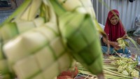 Pedagang musiman membuat ketupat untuk perayaan Natal di Palu, Sulawesi Tengah, Minggu (24/12/2023).