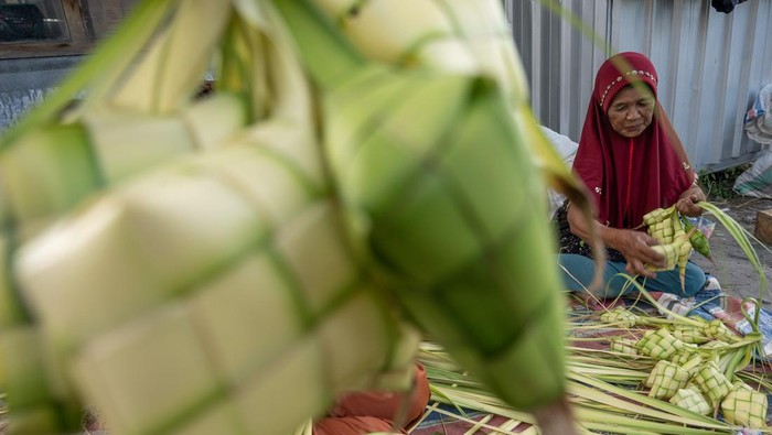 Pedagang musiman membuat ketupat untuk perayaan Natal di Palu, Sulawesi Tengah, Minggu (24/12/2023). Ketupat di wilayah tersebut tidak hanya dikonsumsi oleh umat Islam saat lebaran Idul Fitri dan Idul Adha, tapi juga dihidangkan oleh sebagian umat Kristiani saat merayakan Natal dan Tahun Baru.  ANTARA FOTO/Basri Marzuki/YU