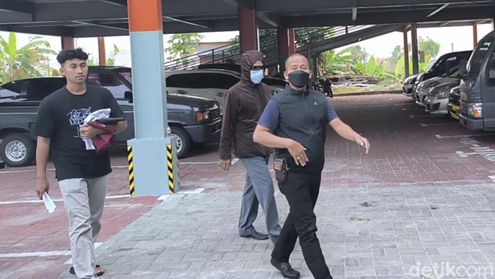 Kiai NS pelaku pencabulan santriwatinya (memakai hoodie cokelat) menuju rumah tahanan Polres Gresik.