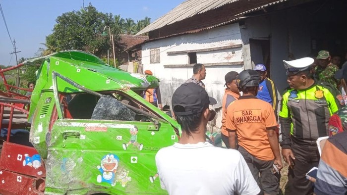 Kondisi kereta kelinci setelah ditabrak KA Penataran di Malang