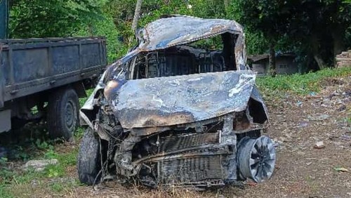 Kondisi mobil yang dibakar warga di Jalan Bypass Lombok Tengah atau tepat di depan Bandara Internasional Lombok. (Foto: Istimewa)
