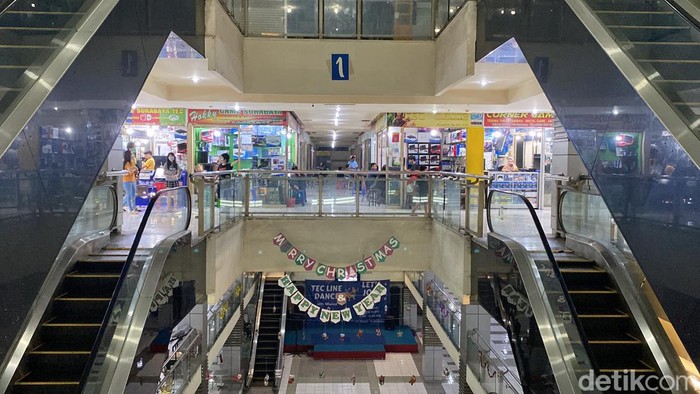 Kondisi Tunjungan Electronic Centre (TEC) Surabaya yang semakin sepi.