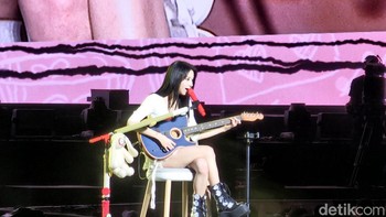 Multitalenta, Chaeyong bernyanyi solo dan mengiringinya dengan gitar yang ia petik sendiri. Foto ini diambil dengan zoom 25.3x Foto: detikINET/Khalisha Fitri