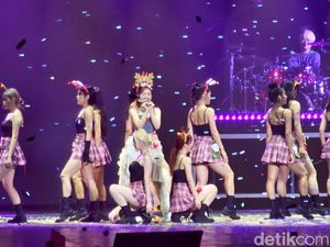 Video TWICE di Lollapalooza: Debut Live HUNTRIX sampai Mikrofon Dimatikan