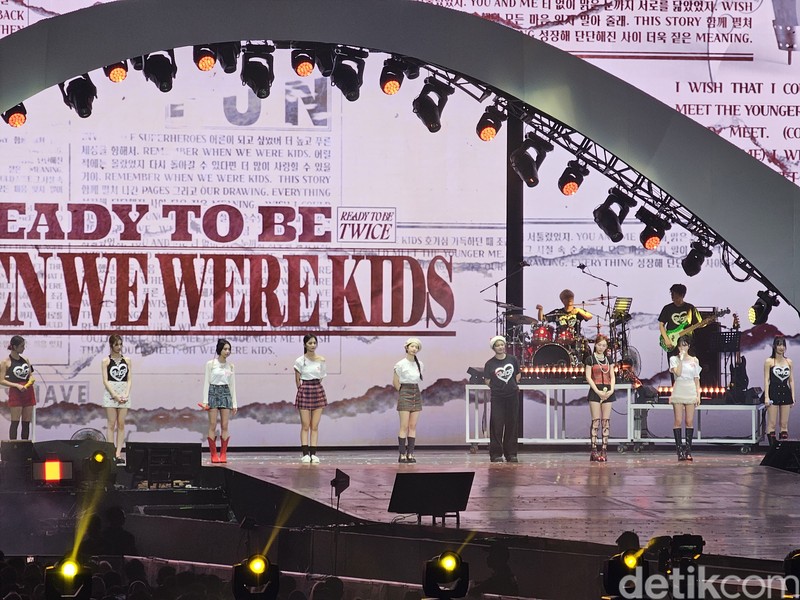 Konser Twice yang difoto menggunakan Galaxy S23 Ultra