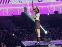 Konser Twice yang difoto menggunakan Galaxy S23 Ultra