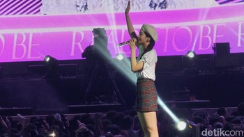 Saat foto ini diambil, acara hampir saja selesai dan seluruh member menyebar ke penjuru panggung untuk menyapa para penggemar. Foto: detikINET/Khalisha Fitri