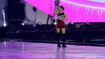 Nayeon memanjakan para penggemar dengan penampilan solonya Pop!  Foto: detikINET/Khalisha Fitri