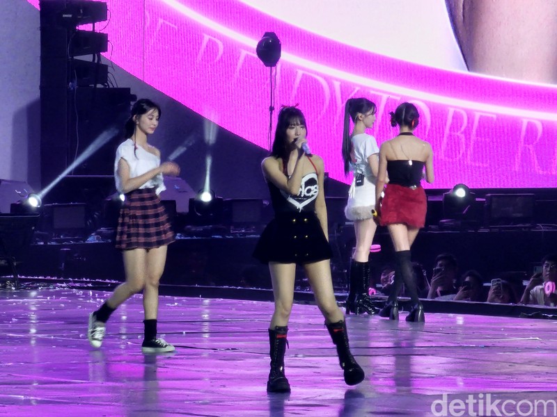 Konser Twice yang difoto menggunakan Galaxy S23 Ultra