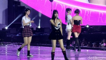 Foto ini dan 3 lainnya setelah ini dari member Twice diambil menggunakan zoom 20.4 x. Hebatnya, wajah mereka terlihat jelas dan bersih berkat bantuan AI. Foto: detikINET/Khalisha Fitri