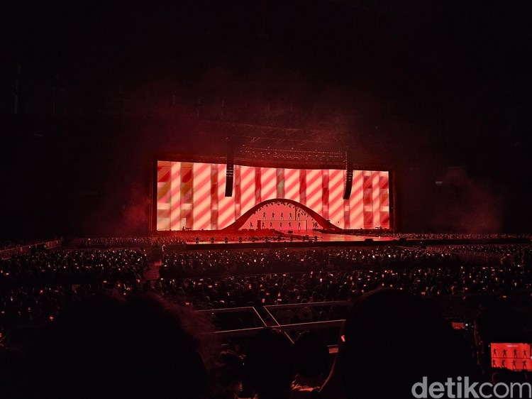 Konser Twice yang difoto menggunakan Galaxy S23 Ultra